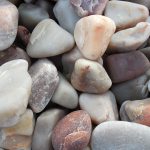 Gravier et sable marbre rose : l’idéal pour une déco extérieure vive !