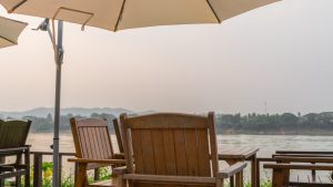 Parasol déporté : comment il optimise l’espace de votre terrasse sans encombrer ?