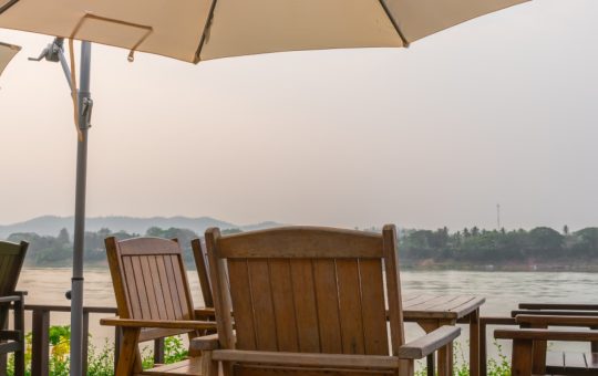 Parasol déporté : comment il optimise l’espace de votre terrasse sans encombrer ?